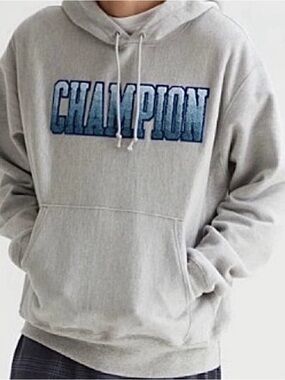 Champion Reverse Weave Ombré
Block Applique Logo Pullover Hoodie